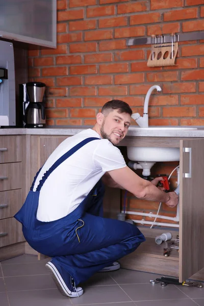 Loodgieter herstel wastafel pijpen — Stockfoto