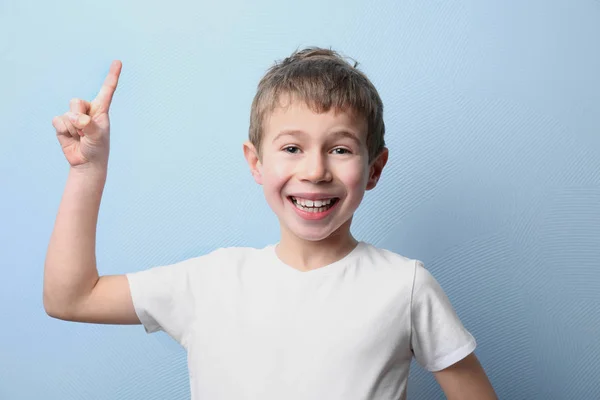 Portret Van Kleine Jongen Lichte Blauwe Achtergrond — Stockfoto