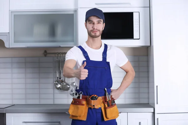 Joven trabajador guapo —  Fotos de Stock