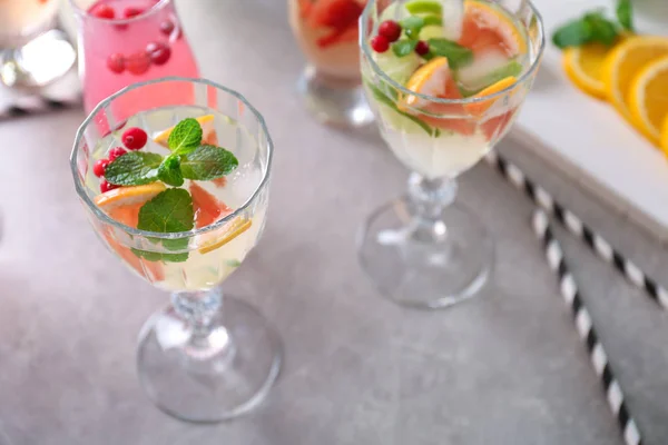 Heerlijke wijn spritzer op grijze tafel glazen — Stockfoto