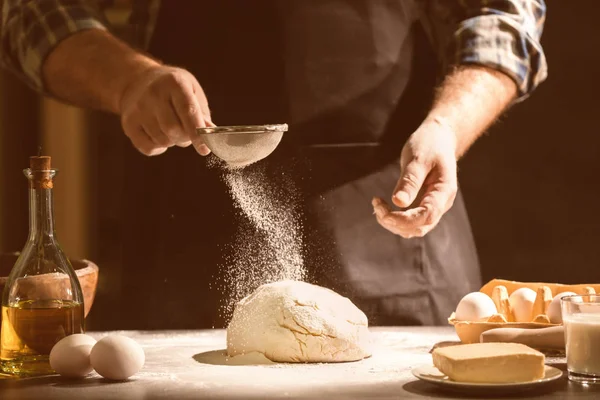 Hombre haciendo masa en la cocina — Foto de Stock