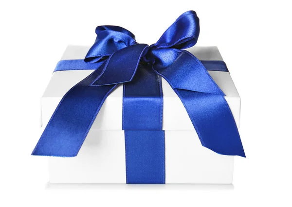 Hermosa caja de regalo con cinta azul — Foto de Stock