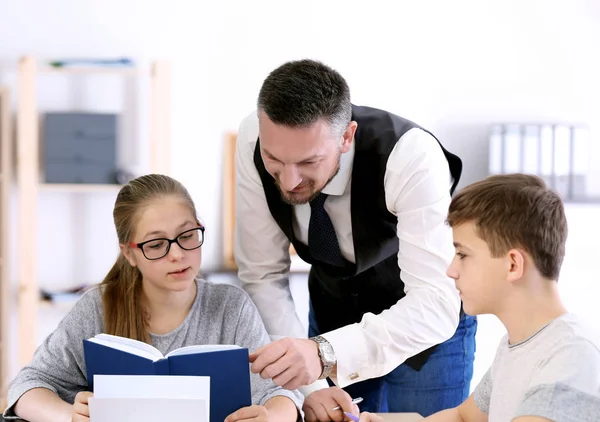 Mężczyzna nauczyciel prowadzenie lekcja w klasa — Zdjęcie stockowe