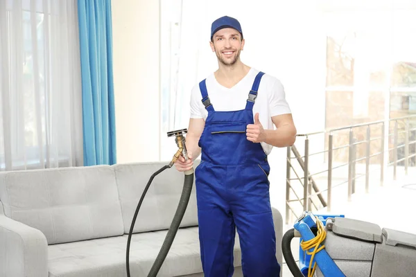 Mann putzt Wohnung — Stockfoto