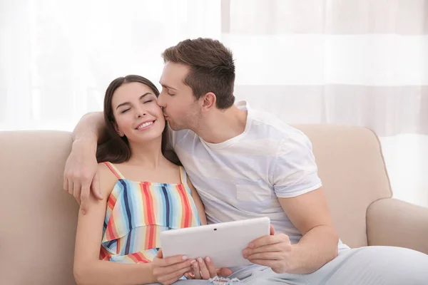 Pareja feliz descansando en el sofá —  Fotos de Stock