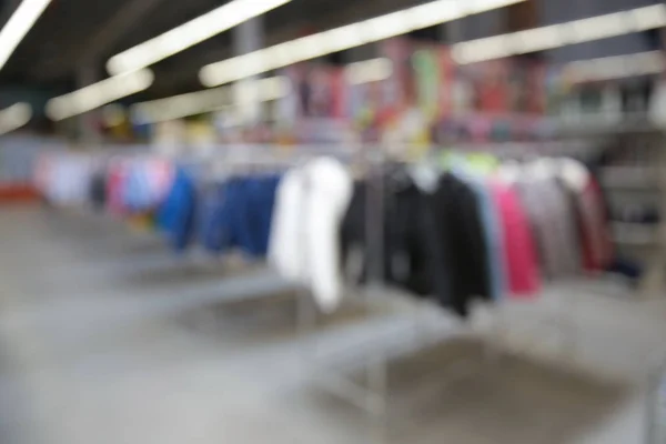 Vista borrosa de la ropa en el supermercado —  Fotos de Stock