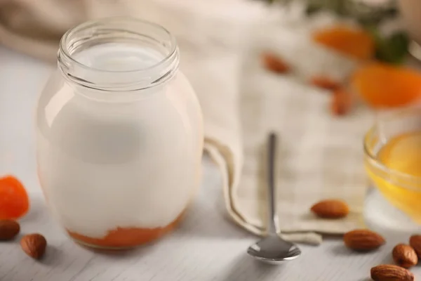 Botol kaca dengan yogurt lezat — Stok Foto