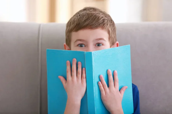 Kleiner Junge Liest Buch Auf Sofa Drinnen — Stockfoto