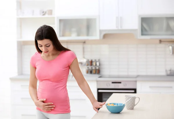 Kvinnan upplever tecken på graviditet — Stockfoto