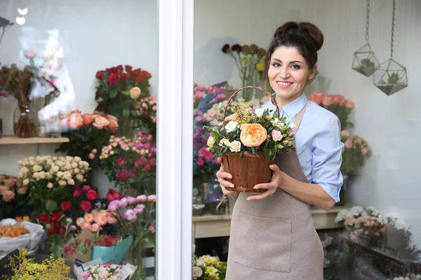 Hermosa florista mujer — Foto de Stock