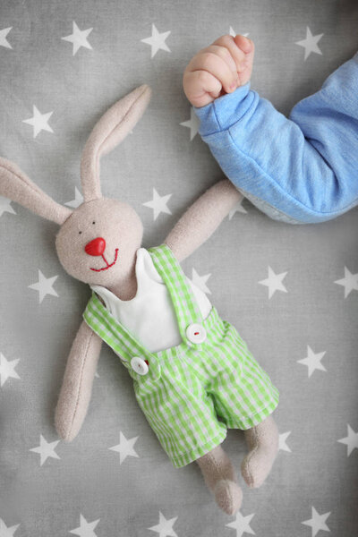 Милый малыш с игрушкой-кроликом
 