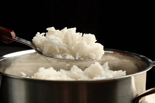 Colher com arroz cozido — Fotografia de Stock