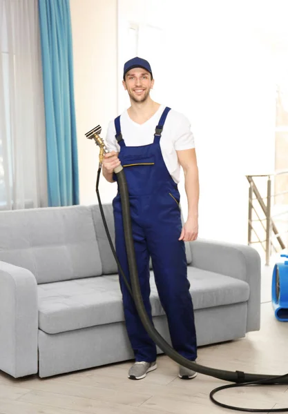 Homme en uniforme nettoyage appartement — Photo