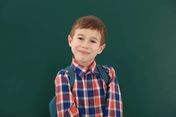 Porträtt Skolpojke Blackboard Bakgrund — Stockfoto