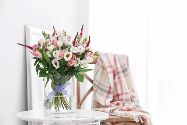 Interieur van kamer met bloemen — Stockfoto