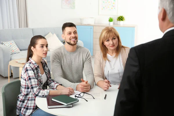 Familie beim Notar — Stockfoto