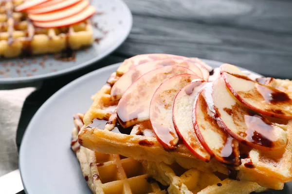 Deliciosos gofres con rodajas de manzana — Foto de Stock