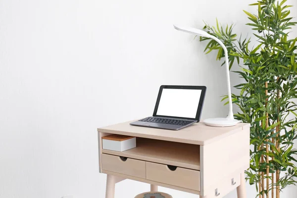 Stand-Up biurko z laptopa — Zdjęcie stockowe