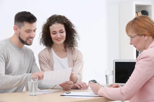 Young couple signing contract — Stock Photo, Image