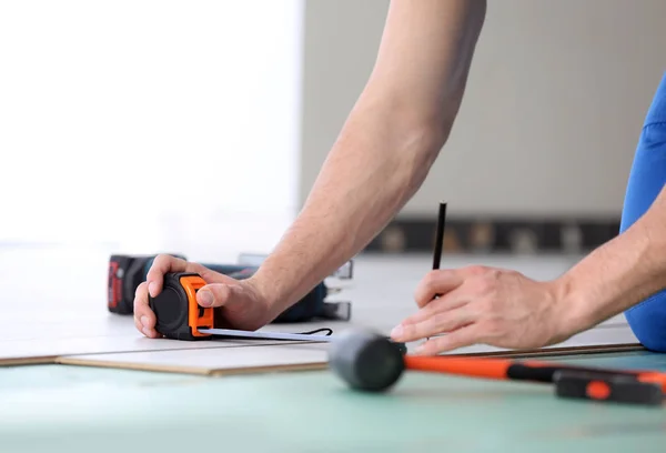 Hands installing laminate flooring — Stock Photo, Image