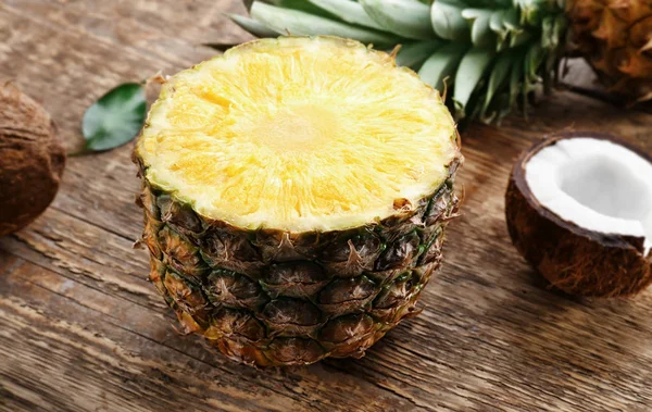Yarısı taze ananas ve hindistancevizi — Stok fotoğraf