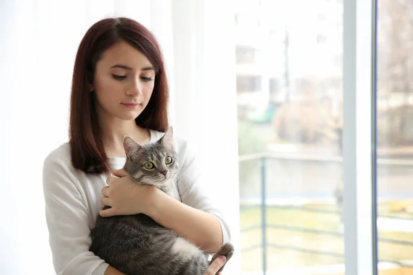 Красивая женщина с милым котом — стоковое фото
