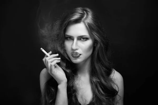 漂亮的女人和香烟 — 图库照片
