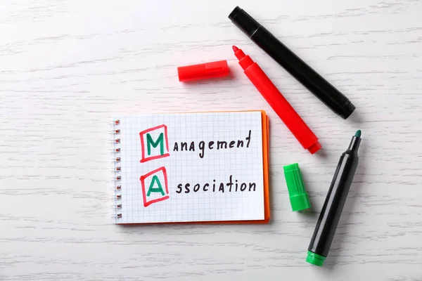 Management koncept. Anteckningar och filt pennor på vitt trä bord — Stockfoto