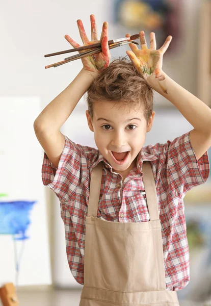 Lindo pequeño artista tonteando —  Fotos de Stock