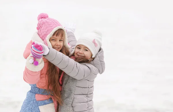 Fröhliche Mädchen Schönen Warmen Outfit Die Spaß Freien Haben — Stockfoto