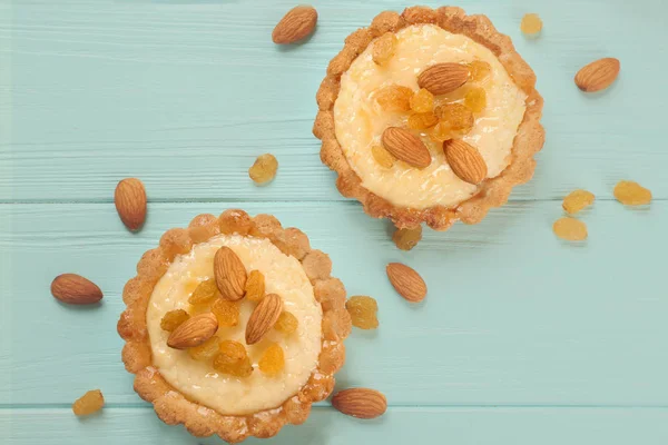 Bandeja de metal con deliciosas tartas crujientes — Foto de Stock