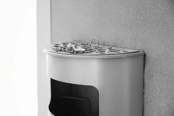 Trash bin with cigarettes butts — Stock Photo, Image