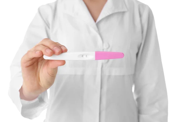Жінка-лікар з тестом на вагітність — стокове фото