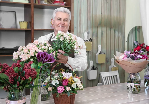 Florist taking care of flowers — Stock Photo, Image