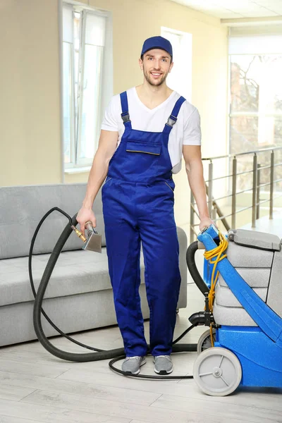 Man cleaning flat — Stock Photo, Image