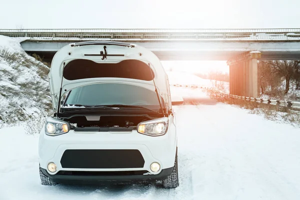 Coche atrapado en la nieve en el camino de invierno —  Fotos de Stock