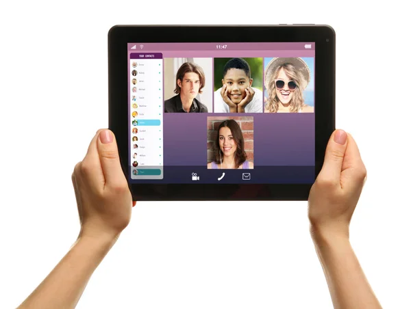 Chamada de vídeo e conceito de chat. Mulher vídeo conferência em tablet, fundo branco — Fotografia de Stock
