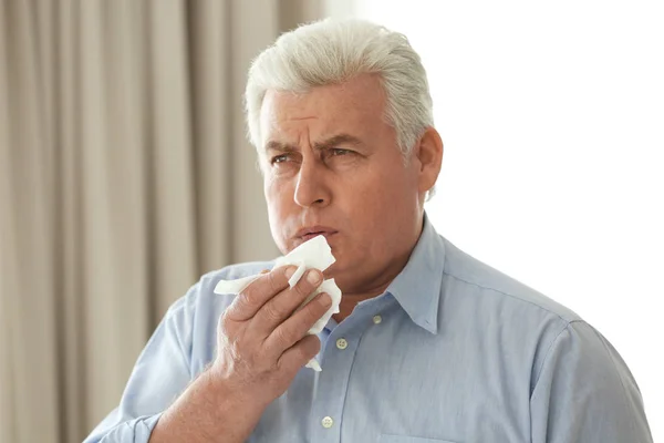 Älterer Mann mit Allergie zu Hause — Stockfoto