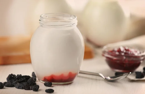 Glas mit leckerem Joghurt — Stockfoto