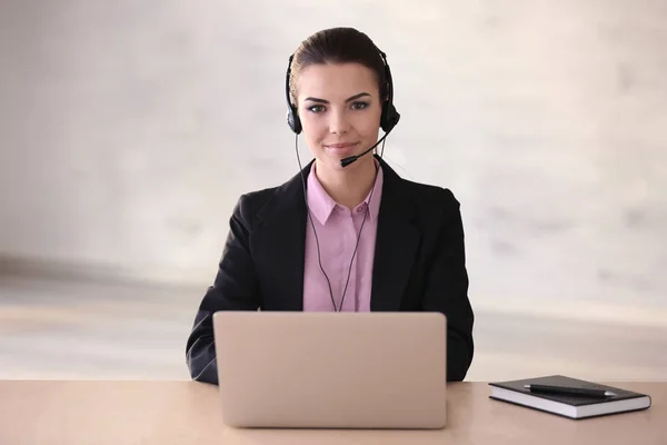 Jonge vrouw met headset — Stockfoto