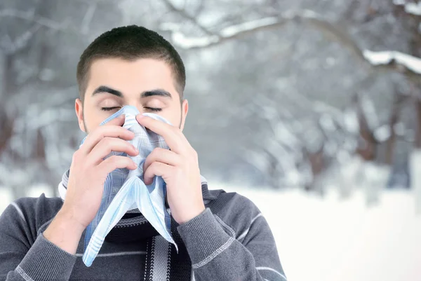 Zieke man met zakdoek in de winter, buiten — Stockfoto