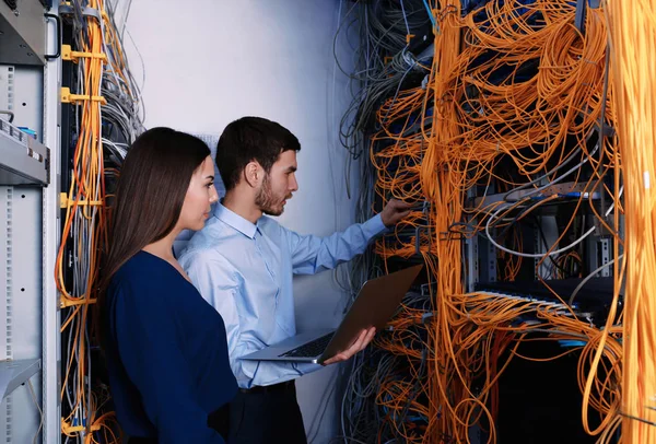 Ingenieros en la sala de servidores —  Fotos de Stock