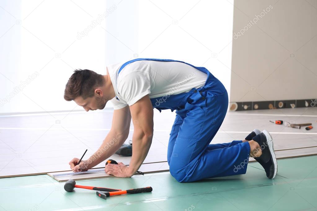 worker installing laminate flooring 