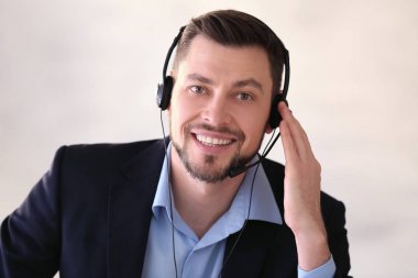 Kulaklıklı genç adam. 