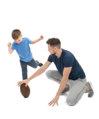 oğlu ile rugby oynayan adam 