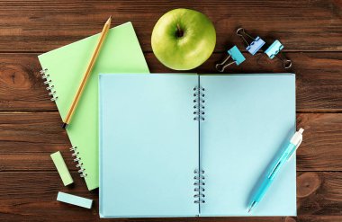 Açık alıştırma kitabı ve iştah açıcı yeşil elma