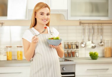  hamile kadın holding kase salata ile