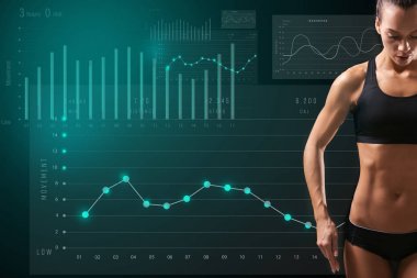 Kalp atış hızı monitörü kavramı. Genç kadın koyu arka plan üzerinde poz