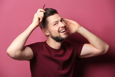 genç adam saç tarama 