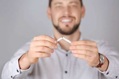 Sigara kavramı çıkın. Açık renkli adam en son sigarasından